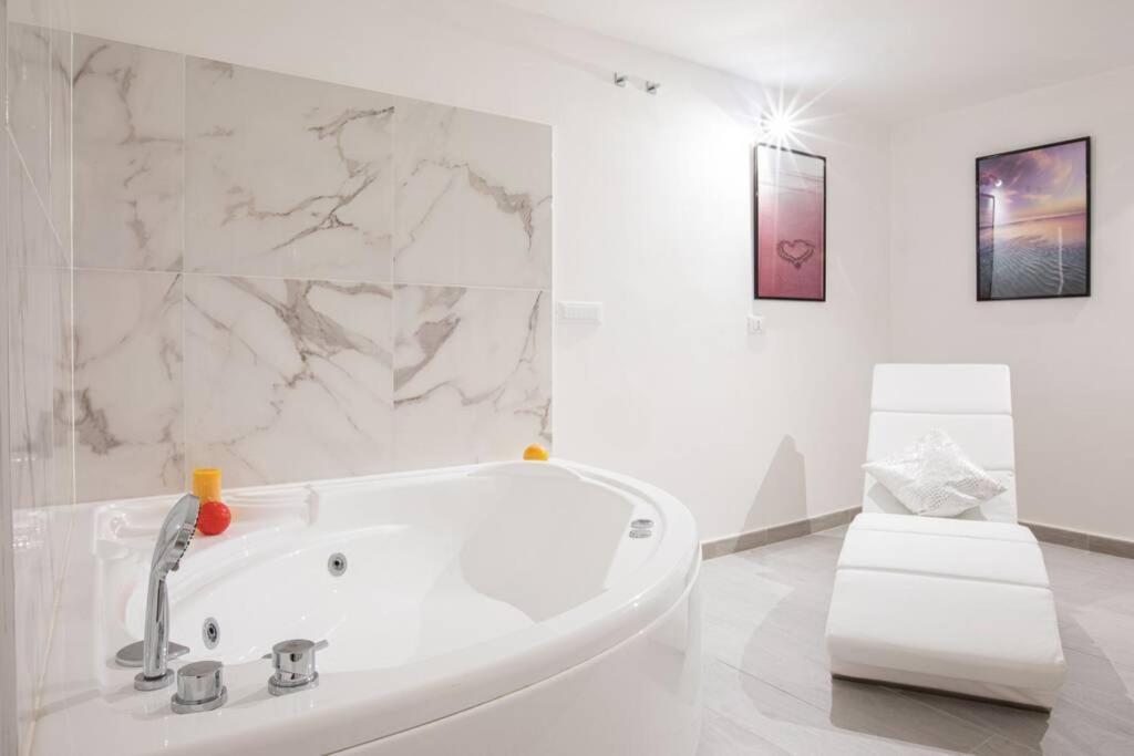 Unforgettable Split Level Jacuzzi Suite Navona - Top Collection โรม ภายนอก รูปภาพ