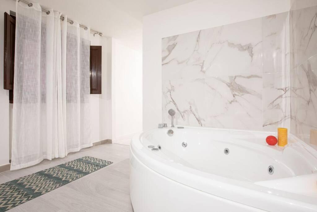 Unforgettable Split Level Jacuzzi Suite Navona - Top Collection โรม ภายนอก รูปภาพ